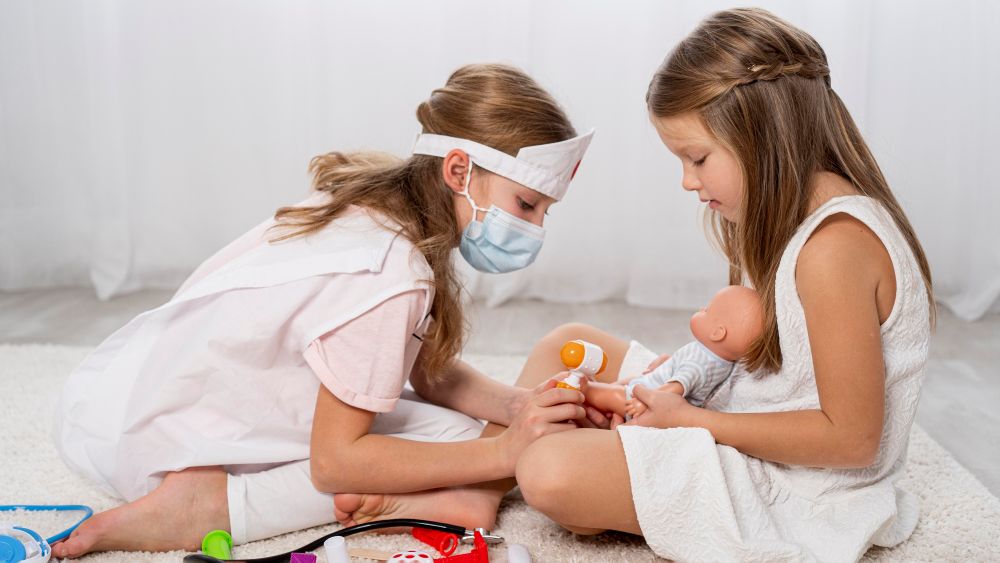 Enfants jouant au docteur, développant l'empathie et les compétences sociales par le jeu de rôle.
