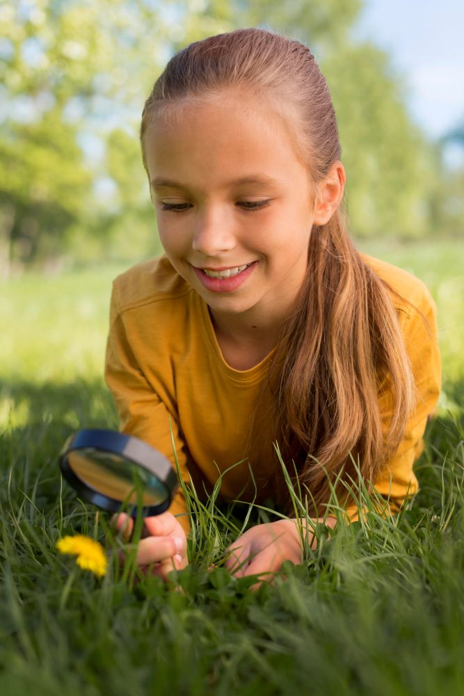 Jeune enfant observant avec curiosité une coccinelle, favorisant la connexion avec la nature.