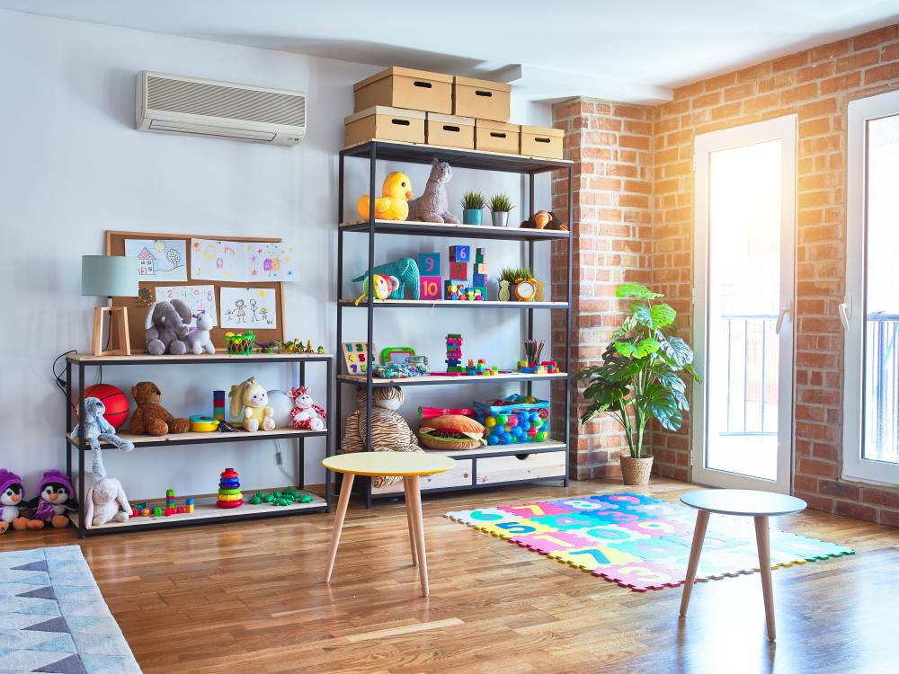 Salle de jeu lumineuse avec des jouets en bois pour un environnement d'apprentissage stimulant.